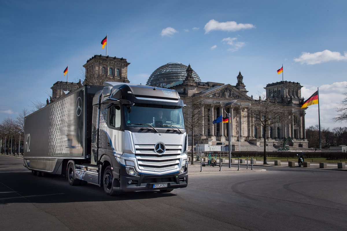 GenH2 truck drives through Berlin, the Reichstag building can be seen in the background