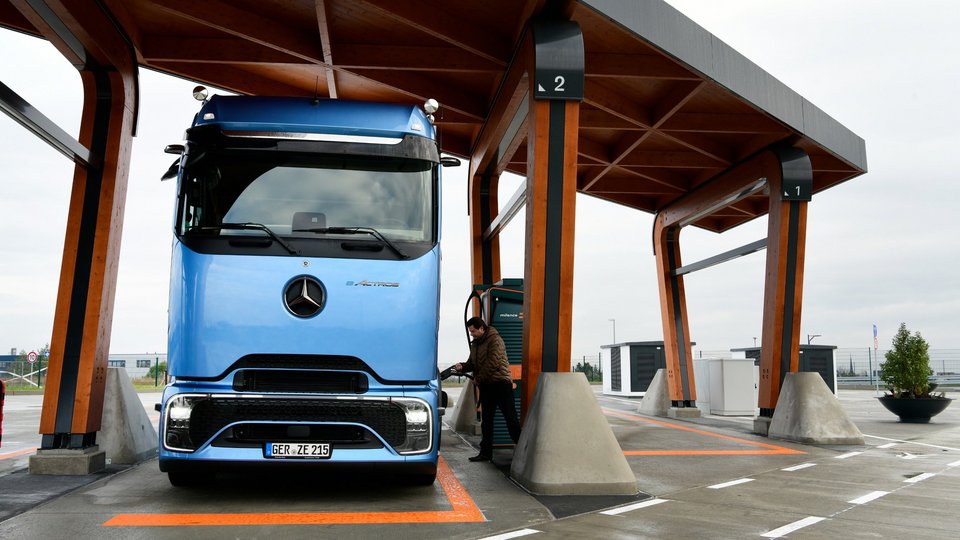 eActros 600 in the charging process