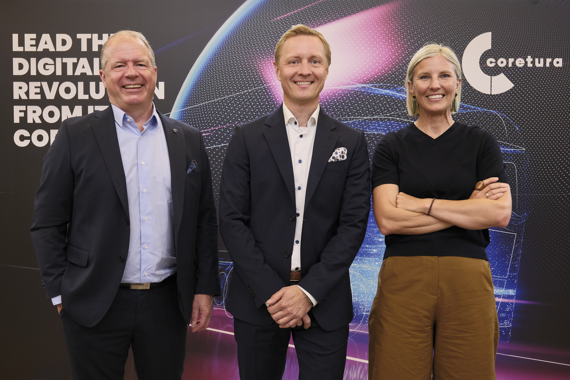 v.l.n.r.: Martin Lundstedt (Präsident und CEO der Volvo Group), Johan Lundén (CEO von Coretura), Karin Rådström (CEO von Daimler Truck AG) Daimler Truck und Volvo Group starten Coretura – ein Joint Venture zur Gestaltung der digitalen Zukunft von Nutzfahrzeugen