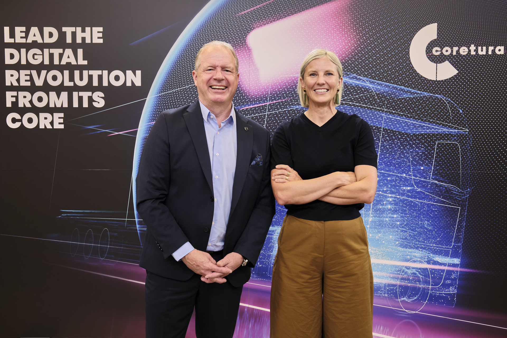 v.l.n.r.: Martin Lundstedt (Präsident und CEO der Volvo Group), Karin Rådström (CEO von Daimler Truck AG) Daimler Truck und Volvo Group starten Coretura – ein Joint Venture zur Gestaltung der digitalen Zukunft von Nutzfahrzeugen