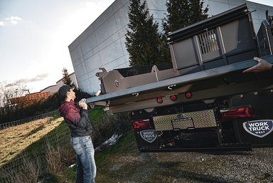 Daimler Truck all-electric brand RIZON hands over first truck in Canada to custom home-builder company