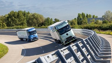 The battery-electric Mercedes-Benz eActros 600 long-haul truck and the new Actros L with ProCabin.