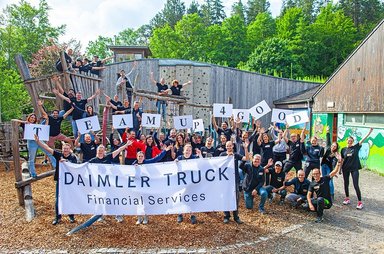 Social Day bei Daimler Truck Financial Services: Mitarbeitende verschönern den Aktivspielplatz Musberg 