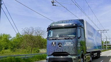 Technologievergleich im Nordschwarzwald: Batterieelektrischer eActros 600 für den Fernverkehr tritt gegen Oberleitungs-Lkw an