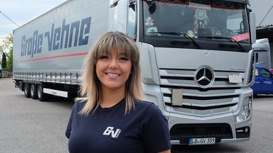 Berufskraftfahrerinnen sind immer noch eine Seltenheit – dafür ist Julia Lepek mit ihrem Mercedes-Benz Lkw umso begeisterter