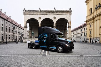 Daimler Truck präsentiert sich als Partner der Carolina Panthers beim NFL-Spiel in München: Freightliner Cascadia ist Blickfang an der Münchner Fanmeile