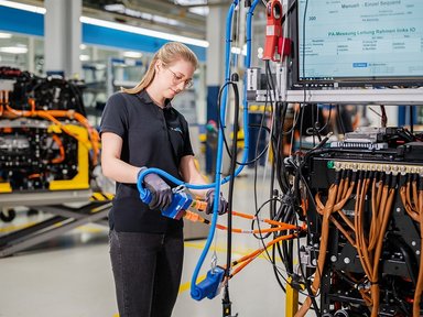 Produktionsstart für zentrale eActros 600 Komponente im Werk Mannheim: die Frontbox