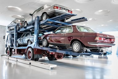 A giant aloft: The car transporter at the Mercedes-Benz Museum