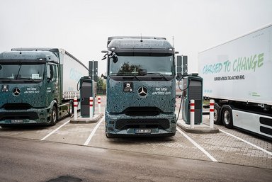 Charging instead of refueling: Mercedes-Benz Wörth plant opens fast-charging park for e-trucks in inbound logistics