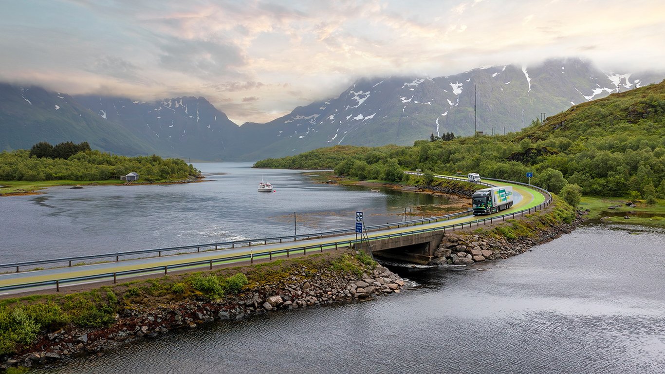 Mercedes-Benz eActros 600 drives over a bridge road