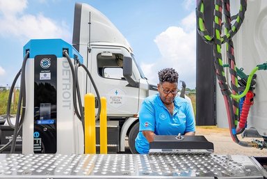 Daimler Truck Financial Services und Electrada liefern Komplettlösung für Lade-Infrastruktur 