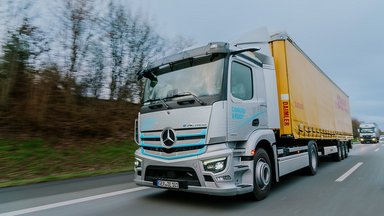 DHL Freight tests new Mercedes-Benz electric semitrailer truck: CO2-neutral delivery transportation to the Kassel plant