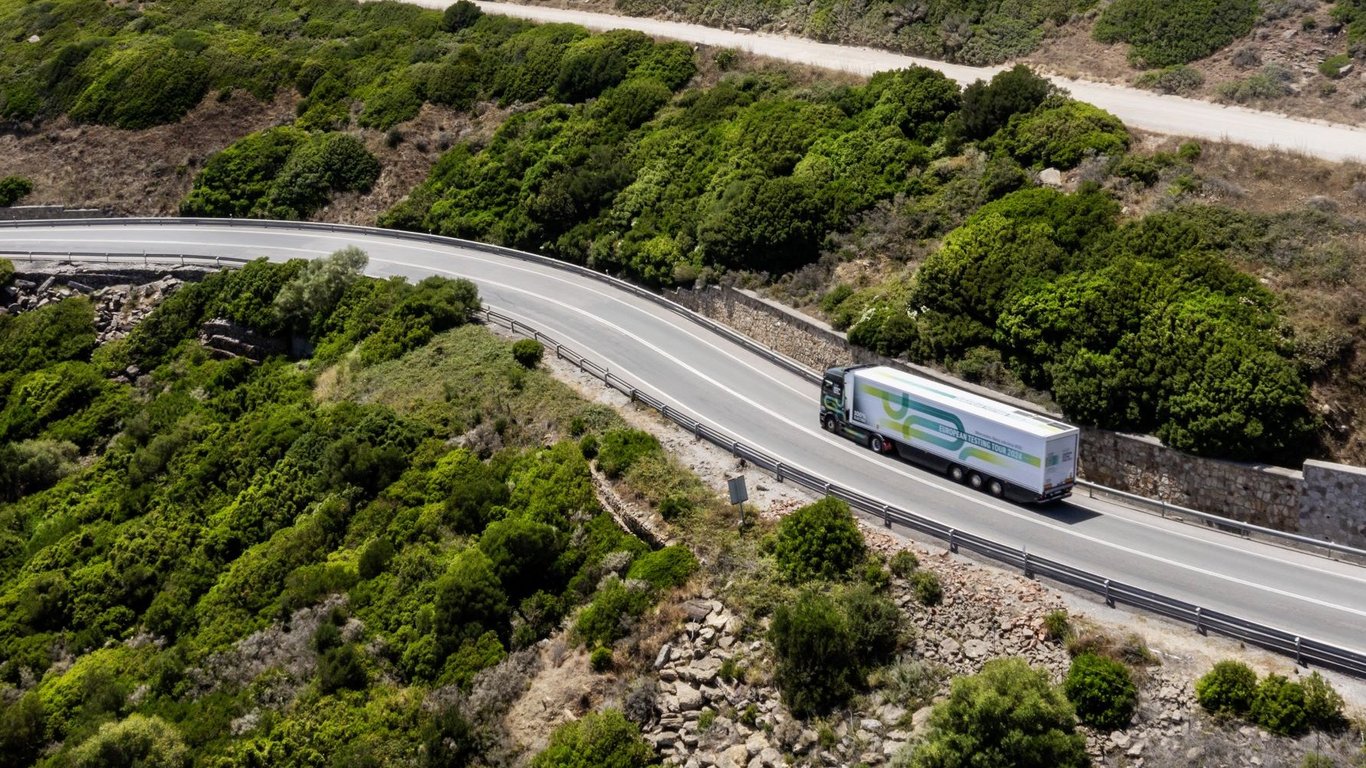 Mercedes-Benz eActros 600 fährt durch europäische Windräder