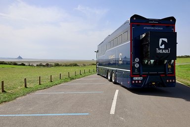 Luxuskarosse für edle Rösser - Mercedes-Benz Actros als Pferdetransporter mit „Élégance Lounge“