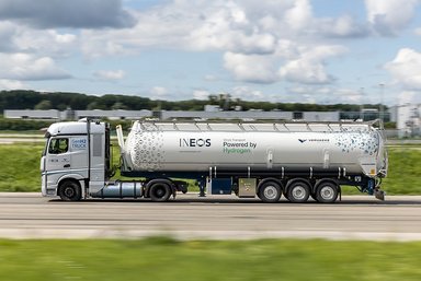 Brennstoffzellen-Lkw im Logistikeinsatz: Start der kundennahen Erprobungen von Mercedes-Benz GenH2 Trucks
