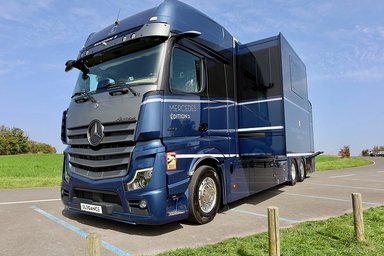 Luxuskarosse für edle Rösser - Mercedes-Benz Actros als Pferdetransporter mit „Élégance Lounge“