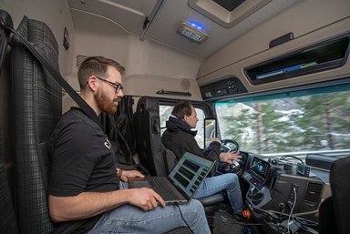 Next generation fuel cell truck: Daimler Truck tests first prototypes in the Swiss Alps