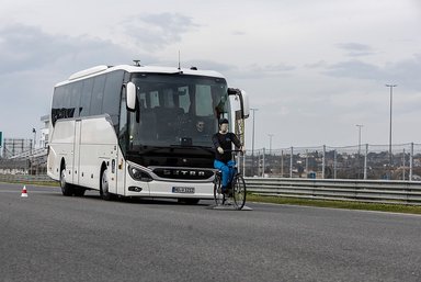 Daimler Buses demonstrates modern safety and drive systems under real-life conditions