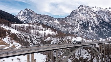 Next generation fuel cell truck: Daimler Truck tests first prototypes in the Swiss Alps