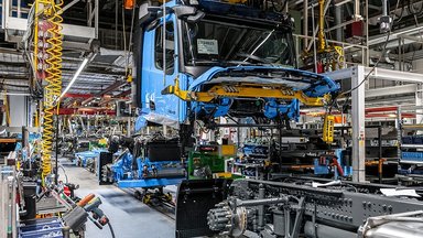 Experience "engagement" and "wedding" on a plant tour at the Mercedes-Benz plant in Wörth