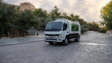 FUSO eCanter räumt auf: 89 batterieelektrische Lkw sammeln Abfall in Athen und Thessaloniki