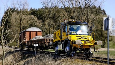 Ob auf Stahl oder Asphalt: Vier multifunktionale Unimog für den Zwei-Wege-Einsatz auf der InnoTrans