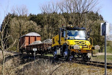 On steel or asphalt: Four multi-functional Unimog for two-way use at InnoTrans