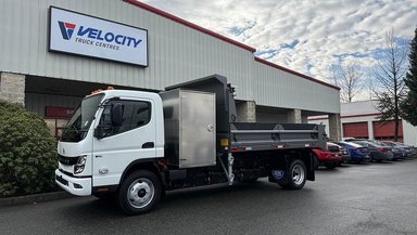 Daimler Truck all-electric brand RIZON hands over first truck in Canada to custom home-builder company