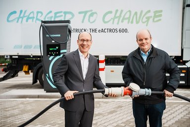 Laden statt tanken: Mercedes-Benz Werk Wörth eröffnet Schnellladepark für E-Lkw in der Inbound-Logistik