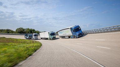 Der batterie-elektrische Mercedes-Benz eActros 600 Fernverkehrs-Lkw, der neue Actros L mit ProCabin und der Mercedes-Benz GenH2 Truck