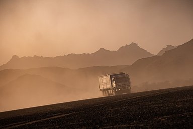 Dakar Rally 2025: two Mercedes-Benz truck legends as a rolling workshop in the world’s toughest race