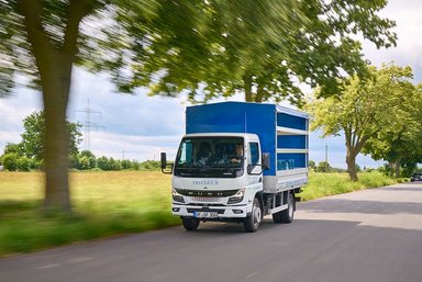 Nachhaltiger Durstlöscher: Getränkehändler beliefert Kunden mit vollelektrischem FUSO eCanter