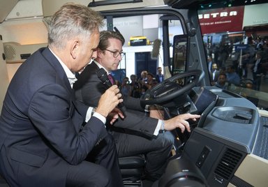 Verkehrsminister Andreas Scheuer zu Besuch auf dem IAA-Messestand der Daimler AG in Hannover