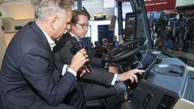 Verkehrsminister Andreas Scheuer zu Besuch auf dem IAA-Messestand der Daimler AG in Hannover