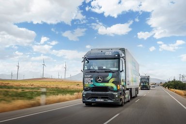 Vollelektrisch durch Europa: eActros 600 Test-Trucks erreichen südlichstes Etappenziel Tarifa