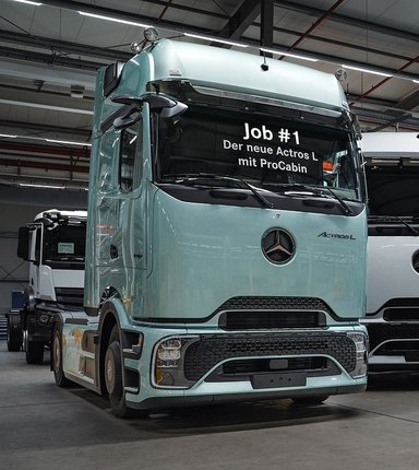 Der neue Actros L: Erstes Fahrzeug rollt im Mercedes-Benz Werk Wörth vom Band