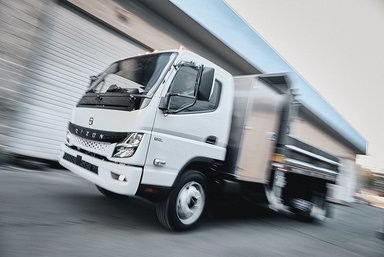 Daimler Truck all-electric brand RIZON hands over first truck in Canada to custom home-builder company