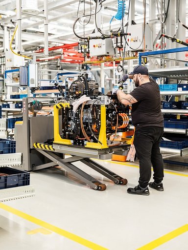 Produktionsstart für zentrale eActros 600 Komponente im Werk Mannheim: die Frontbox