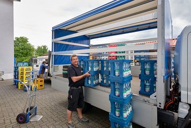 Daimler Truck brand FUSO: all-electric eCanter convinces beverage retailer in daily home-delivery business