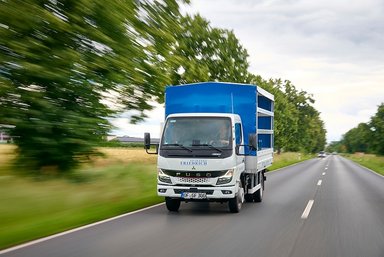 Daimler Truck brand FUSO: all-electric eCanter convinces beverage retailer in daily home-delivery business