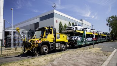 Unimog bringt Neuwagen auf die Schiene