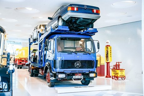 Gigant in luftiger Höhe: Der Autotransporter im Mercedes-Benz Museum