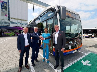 Daimler Buses and ESWE Verkehrsgesellschaft celebrate completion of electrified e-bus depot
