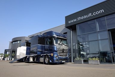 Luxury truck for noble steeds – Mercedes-Benz Actros as horse transporter with “Élégance Lounge”