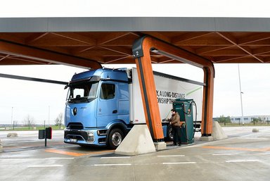 Logistik Schmitt will eActros 600 regelmäßig bei Milence am Hermsdorfer Kreuz laden