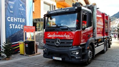 Vollelektrische Müllsammlung auf der Fanmeile: Der Mercedes-Benz eActros 300 räumt bei der Ski WM auf