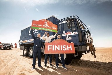 Dakar Rally 2025: two Mercedes-Benz truck legends as a rolling workshop in the world’s toughest race