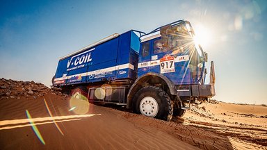 Dakar Rallye 2025: zwei Mercedes-Benz Lkw-Legenden als rollende Werkstätten beim härtesten Rennen der Welt