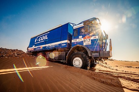 Dakar Rallye 2025: two Mercedes-Benz truck legends as a rolling workshop in the world’s toughest race