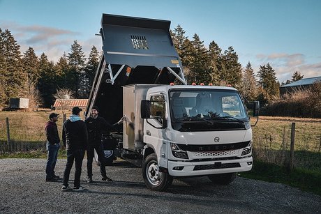 Daimler Truck all-electric brand RIZON hands over first truck in Canada to custom home-builder company 